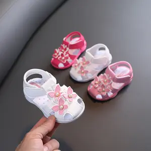 2022 प्यारा डिजाइन गर्मियों में लड़कियों के सैंडल नरम एकमात्र चीख़ जूते बच्चा राजकुमारी जूते