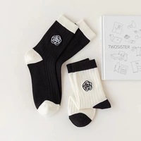 Chaussettes mi-mollet brodées Camélia en gros pour femmes, chaussettes en coton respirantes printemps-été, chaussettes noires et blanches tendance pour dames