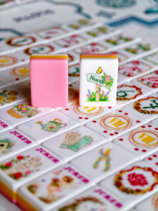 Juego de Fichas de Mahjong Americanas Rosa Mariposa Ángel, 160 Piezas de Acrílico, Grabado Jardín de Rosas, con Tapete de Regalo - Product Image 1