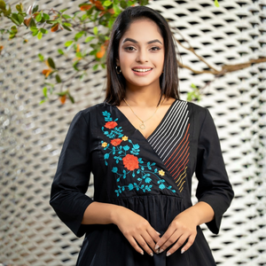 Elegante Vestido Corto Cruzado con Detalle de Bordado en la Parte Delantera, Ropa Casual para Mujer - Product Image 2