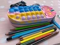 Pochette à crayons Pop It personnalisée, étui sensoriel anti-stress OEM pour enfants, cadeau de retour d'anniversaire en gros sans BPA