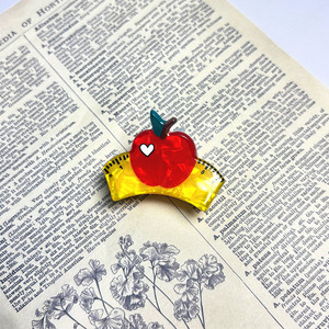 Vente chaude nouvelle pince à cheveux d'autobus scolaire de bande dessinée conçue pour les femmes retournant à l'école règle de pomme frange griffe de cheveux élégante - Product Image 5