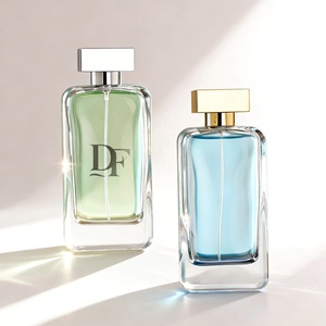 Flacons <span class=keywords><strong>de</strong></span> <span class=keywords><strong>parfum</strong></span> en verre transparents carrés plats <span class=keywords><strong>de</strong></span> luxe <span class=keywords><strong>de</strong></span> haute qualité <span class=keywords><strong>de</strong></span> 100 ml avec pulvérisateur à pompe - Product Image 4