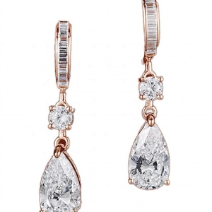 Ensemble de boucles d'oreilles de fiançailles en diamant de laboratoire taille poire, or blanc 14K 18K, trois pierres en forme de triligne, bande incurvée assortie, pour mariée - Product Image 3