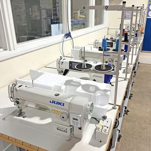 จักรเย็บผ้าอุตสาหกรรมแบบเข็มเดี่ยวระบบขับเคลื่อนโดยตรง รุ่น DDL 8000A สำหรับเย็บยีนส์ เหมาะสำหรับโรงงานผลิตเสื้อผ้า - Product Image 1