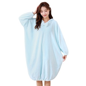 เสื้อคลุมอาบน้ำแบบมีฮู้ด Jin Ao ไซส์เดียว ผ้าคอรัลฟลีซ ซึมซับน้ำได้ดี เนื้อนุ่ม ชุดนอนสำหรับผู้หญิง - Product Image 5