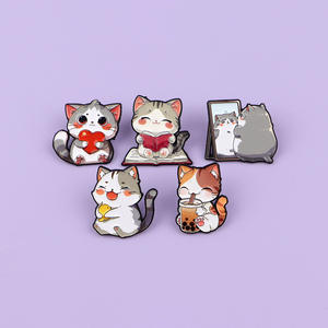 Gatos bonitos lendo livros Pin esmalte Corações do gatinho dos desenhos animados Olhando no espelho Broches bebendo do chá do leite Lapela Backpack Badge - Product Image 6