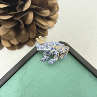 Broche de luxe sur le thème du prince grenouille, bijoux à la mode unisexes, accessoires de fête, cadeau
