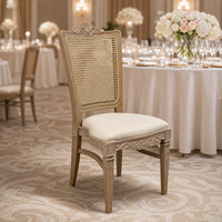 Chaise de banquet empilable en plastique imitation bois, style rotin, avec dossier coussiné, populaire pour la location d'événements, mariages et cérémonies (vente en gros)