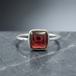 Anillo Personalizable Hecho a Mano en Plata de Ley 925 con Gema de Rubelita Rosa Única en Engaste de Bisel, Regalo para Boda, Fiesta o Aniversario - Product Image 2