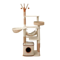 Arbre à chat multi-niveaux en bois et sisal, gain de place, 4+ niveaux, avec hamac en peluche et jouets suspendus pour chats d'intérieur