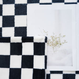 Vente chaude Couverture en polaire corail coréenne douce et chaude en flanelle <span class=keywords><strong>tricot</strong></span>ée pliée à motif damier personnalisée en taille personnalisée - Product Image 4
