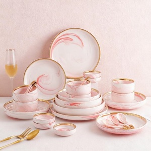 Assiette plate ronde en céramique de style nordique, créative et exquise, durable et portable, pour service de table - Product Image 1