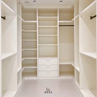 Dressing moderne minimaliste avec portes vitrées et tiroirs centraux, menuiserie sur mesure pour suites parentales à Sydney