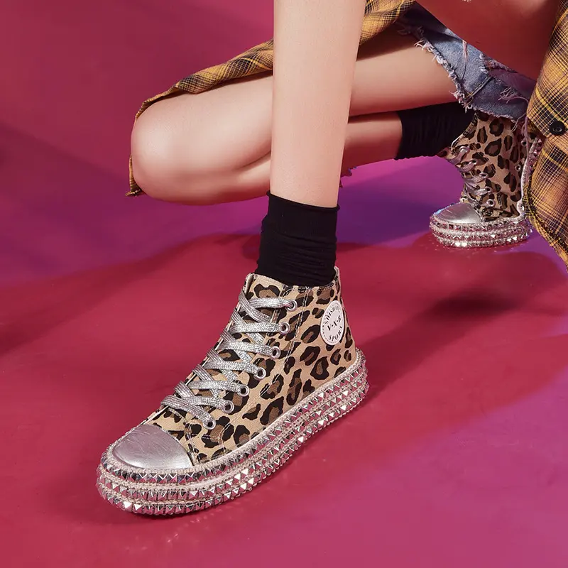 MY-060 yeni moda punk tarzı perçin dekore kalın taban ve leopar baskı yüksek top düşük top kanvas ayakkabılar kadınlar için yürüyüş ayakkabısı