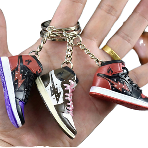 Llavero Abridor de Botellas con Forma de Zapatilla Deportiva 3D en Miniatura, de PVC, Goma y Aleación de Metal, Duradero, con Caja, en Oferta - Product Image 1