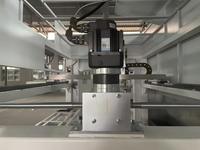 Machine de peinture au pistolet CNC automatique à 5 axes pour usage industriel, facile à utiliser, pour le revêtement des portes en bois, des panneaux de meubles et des armoires.