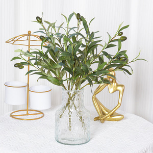 Rama de Olivo Artificial Flower Delight, 6 Ramificaciones, Frutos Verdes de Plástico, Decoración para Bodas y Hogar - Product Image 1