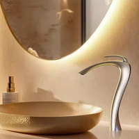 Robinet de lavabo de salle de bain monté sur le pont en laiton européen antique artistique poignées simples luxe col de cygne doré oiseaux