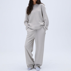 Set Tuta Sportiva Personalizzata in Maglia a Nido d'Ape Traspirante, Felpa con Collo Tondo e Pantaloni Larghi Oversize - Product Image 1