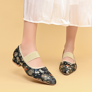 รองเท้าส้นเตี้ยสไตล์จีนแบบใหม่สำหรับผู้หญิง ฤดูใบไม้ร่วง ลายพิมพ์ B แบบยืดหยุ่น ไซส์ใหญ่ รองเท้าผู้หญิงเบอร์ 43 - Product Image 4