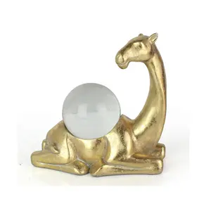 Venda por atacado bola de cristal com escultura de camel de resina dourada para casa
