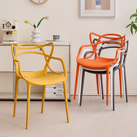 Chaise de salle à manger ergonomique en plastique empilable, design moderne, pour intérieur/extérieur, avec dossier et accoudoirs – Mobilier de maison coloré à prix de gros