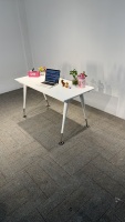 Bureau en acier chromé avec revêtement en poudre, durable, écologique, réglable, poste de travail industriel, finition métallique élégante pour le bureau