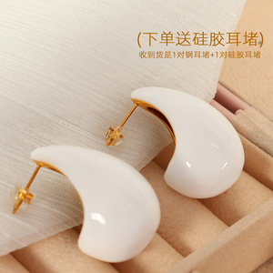 Boucles d'oreilles clous en époxy blanc et or, forme goutte d'eau, design brillant et bombé, bijoux de mode - Product Image 3