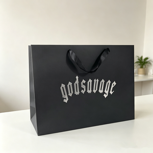 Bolsa de Compras de Papel Negro Mate de Lujo, con Logotipo Personalizado en Estampado Plateado, Asa de Cinta, Bolsa de Regalo para Boutique de Ropa - Product Image 1