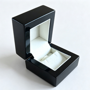 Boîte à bague en bois noir brillant, boîte cadeau pour bijoux avec peinture piano personnalisée pour mariage et fiançailles - Product Image 2