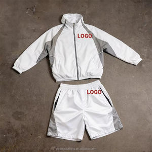 Conjunto Deportivo de Nylon Personalizado para Hombre, Chaqueta con Logotipo Bordado y Pantalones Cortos con Parches, Traje Ligero Resistente al Viento - Product Image 2