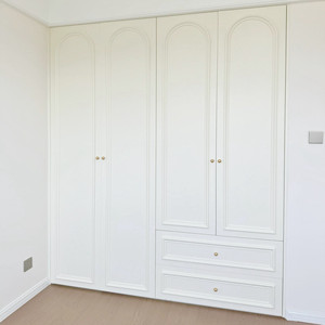 Armadio/Cassettiera su Misura in Legno Massello di Rovere Bianco Laccato Stile Americano, Lusso Leggero Crema Francese, per Villa - Product Image 4