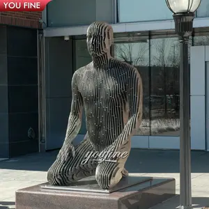 Moderne Abstracte Aangepaste Grote Metalen Art Knielen Man Verdwijnen Sculptuur Rvs Voor Tuin