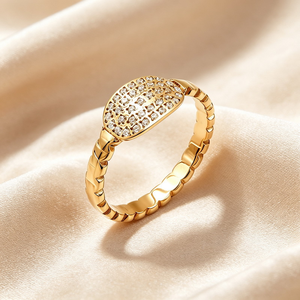Bague ovale pour femme en acier inoxydable avec cristaux pavés, options bicolores or et argent, bande à maillons entrelacés, idéale pour les rendez-vous - Product Image 1