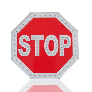 Panneau de signalisation routière réfléchissant, panneau Stop octogonal rouge avec lettres blanches, film de qualité technique, alerte visuelle pour la sécurité routière - Product Image 5