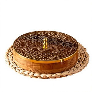 Caja de Madera de Estilo Antiguo con Tapa Dorada Tallada y Base Trenzada para Almacenamiento Decorativo - Product Image 1