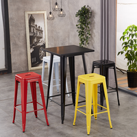 Mobilier empilable de chaise de barre colorée durable en métal pour diner le tabouret noir extérieur de café d'hôtel-industriel de barre à la maison