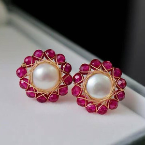 Pendientes de botón hechos a mano con alambre envuelto en oro de 14 quilates, perla natural de agua dulce rodeada de corindón rojo, pendientes redondos llamativos. - Product Image 1
