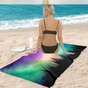 Superbe serviette de plage Aurora Borealis |   Jeté à imprimé graphique artistique avec motif de forêt et aurores boréales pour les aventures en plein air, le camping - Product Image 3