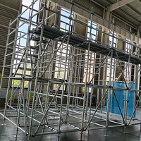 Échafaudage Ringlock à disques galvanisé avec passerelle en treillis métallique et marches d'escalier pour accès temporaire au chantier