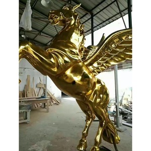 Escultura de Pegaso de Resina Chapada en Oro, Figura Animal Contemporánea para Montar en el Suelo Exterior, Decoración Artística Duradera - Product Image 1