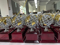 Trophée de base en bois massif fini piano avec globe en métal