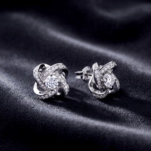 Orecchini a Perno in Argento Sterling 925 con Diamanti Sintetici <span class=keywords><strong>D</strong></span> E VS1, Taglio Rotondo, Design a Nodo <span class=keywords><strong>d</strong></span>'<span class=keywords><strong>Amore</strong></span> Intrecciato per Donne - Product Image 5