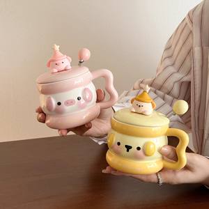 Mug mignon de dessin animé cochon et ours avec couvercle et cuillère, tasse individuelle pour fête, jaune, rose, marron - Product Image 1