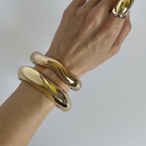 2024 nouveauté mode pas cher en gros à la mode en alliage de métal <span class=keywords><strong>Bracelet</strong></span> en alliage métallique <span class=keywords><strong>bracelet</strong></span> texture lisse manchette <span class=keywords><strong>bracelet</strong></span> - Product Image 2