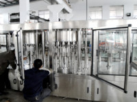 Hoge Output Automatische Drie-In-Één Kleine Flesvulmachine China 'S Mineraalwaterdrank Productielijn