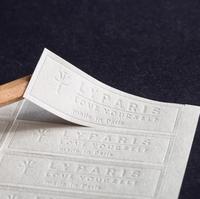 Autocollants adhésifs en papier à texture mate gaufré 3D avec impression couleur de logo de marque personnalisée avec étiquettes en papier de soie