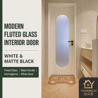 Porte intérieure/extérieure personnalisée en blanc mat avec grand panneau de verre ovale cannelé, poignée carrée noire, style postmoderne, chambre à coucher, OEM ODM