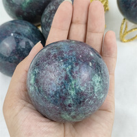Boule de pierres précieuses naturelles guérison rubis fuchsite sphère de cristal pour la décoration de la maison